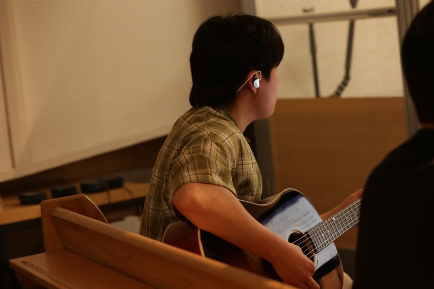 기타를 연주하는 안성균